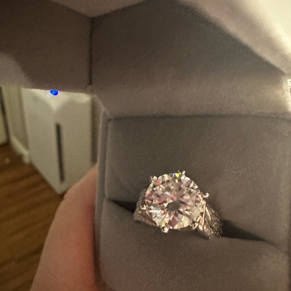 5 carats ring come with the box - Picture 2 of 6
